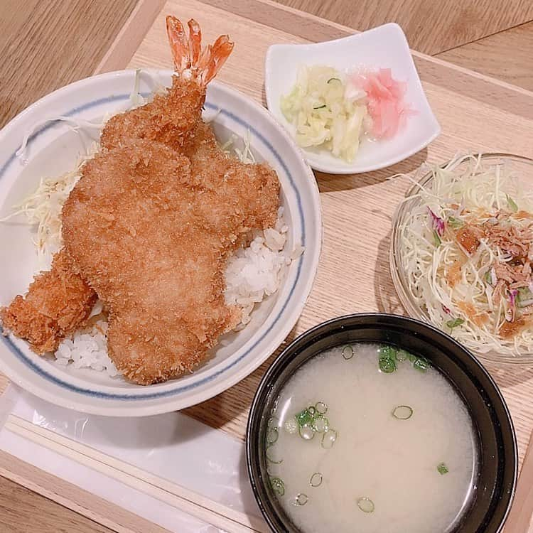 成田ひよりのインスタグラム：「#ぴよさんぽ #渋谷 #ランチ 🐥 . #新潟かつ丼タレカツ さん🐷 収録をまきで終えられたから、 久しぶりにお外ランチ🍱 . えび🦐を無視できなくて、 ヒレ&えびの、あいもり丼を💗 . 衣が薄くて軽いから食べやすくて、 お肉は噛み切りやすくたくさん叩いてある✨ えびもみちっと身がつまってて、 タルタル無しにしたけどカツのタレが染み込んで美味💗 . ご時世だから、もちろん黙食。 1人だし話すことも無いけれど😳笑 . 黙って食べてみると気付きがいっぱい。 食事に気持ちが集中するから、 美味しいの百面相してたかも🤩 . . . #おひとりさま #lunch #tokyo #shibuya #おいしいごはん #幸せな時間 #生きることは食べること #揚げ物 #散歩日和 #晴れの日 #おそとごはん #気分転換 #心の栄養  #yummy #ごはん記録 #ぴよりむ」