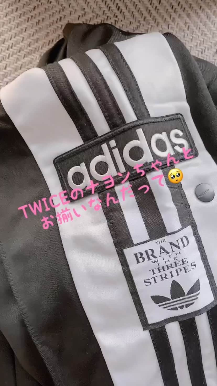 aitama_pfのインスタグラム：「・ ・ 🆕 🅉🄾🅉🄾🅃🄾🅆🄽 TWICEのダンス動画をよく見てる夫。 ナヨンちゃんとお揃いのジャージを見つけてポチッと😂 ・ ・ ナヨンちゃん可愛いよね、私も大好き😘 夫はミナちゃん、息子はサナちゃんが好きです❤️ 昨年、虹プロ🌈ハマって、我が家（というか主に夫w）の中でTWICEが熱いです😂 ・ ・ #開封動画 #zozotown購入品 #zozotownで購入 #ナヨンペン #野望姉さん #adidas好き　#ほぼadidas」