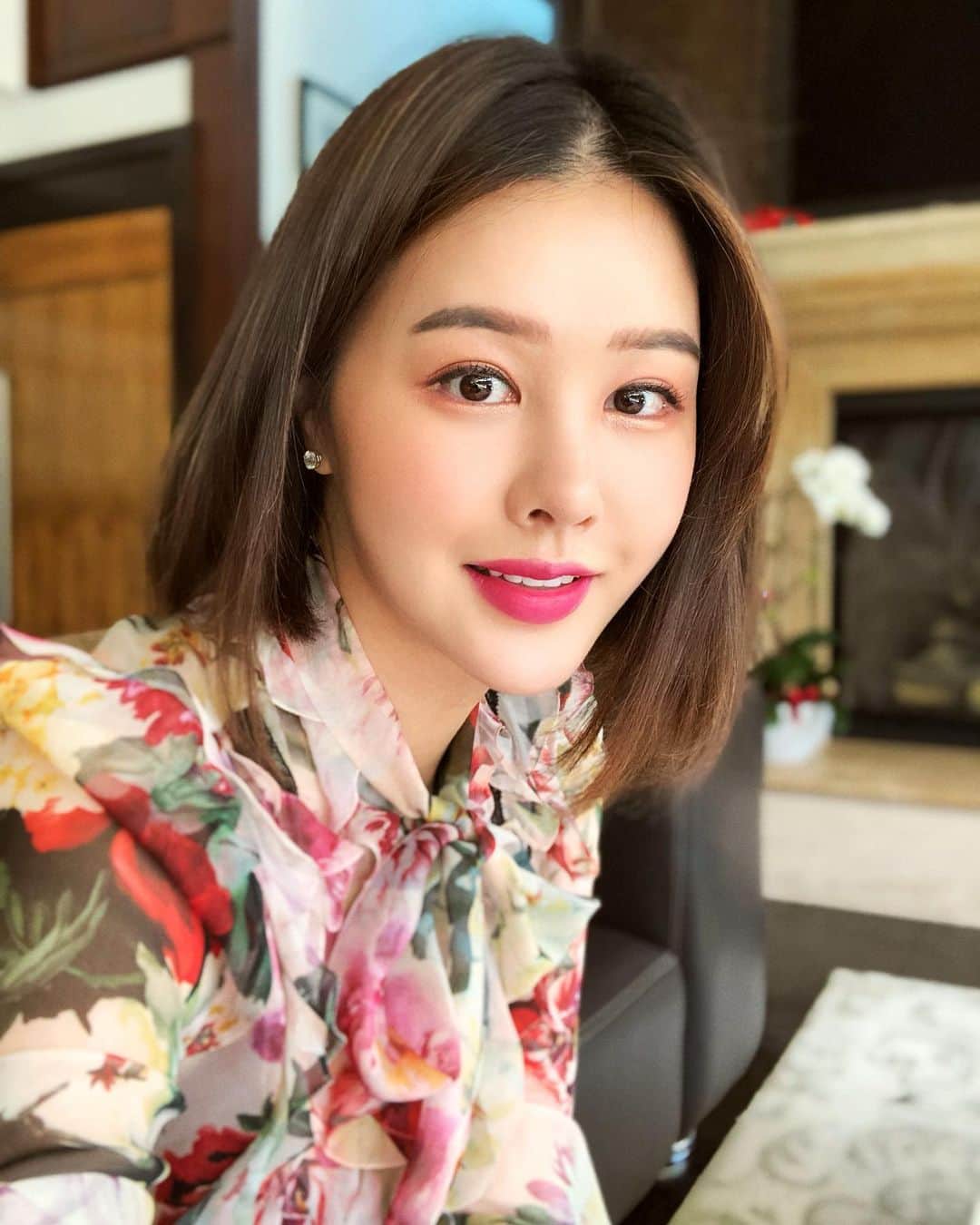 パク・ウンジのインスタグラム：「수분감 넘치는 탄력있는 피부💦 지금도 늦지 않았어요! 1주일만 드셔보세요. 속부터 차오르는 탄력과 수분광이 느껴지실 거에요✨  쪼글거리던 입술도 점점 차오르는 걸 느끼실 수 있을 거에요💋  사은품 최대 40앰플 게다가 스타벅스 gift 10000원까지 드려요.  일원화된 벨류 체인📌제품 개발과 출시가 너무나도 엄격하게 이루어져서 신제품이 나오기도 힘든 아모레가 만듭니다😁  70년 이상 한국 여성의 아름다움과 건강에 대해 연구해온 1등 회사가 만들면 달라요❤️  구매는 #프로필상단링크클릭✔️ 하시면 됩니다🤙」