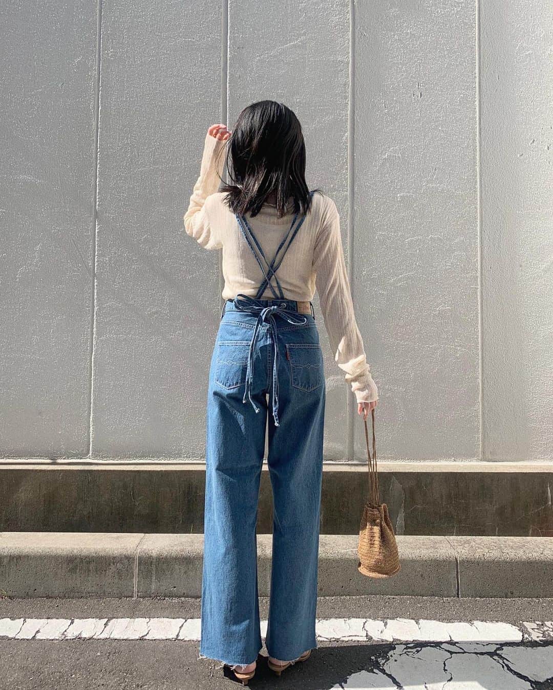 大波絢香のインスタグラム：「*﻿﻿﻿﻿ *﻿﻿﻿ ﻿﻿ ﻿ 断トツの人気No.1デニム💯﻿ ﻿ ﻿ 金曜日から3日間の試着からの購入率100%！﻿！！ (大波リサーチの範囲です✍️)﻿ ﻿ ﻿ 期待を裏切らない、むしろ超えてくるデニム。 ﻿ おすすめしたら気に入ってくださる方が多くて嬉しかった😚﻿ ﻿ ﻿ 後ろも前も横もかわいいなんて贅沢だね🥺 ﻿ ﻿ ﻿ WEB限定の¥2,000OFF＆10%OFF﻿ も残り2日間となりました〜👏◎﻿ ﻿ MS_05898 のクーポンコードを入力してくださいね♡﻿  ストーリーにもお得にGETできるページ貼っておきます👀  @ayaka_onami_  ﻿﻿ 164cm/25inch着用です！  ﻿﻿ ﻿﻿﻿﻿﻿﻿﻿﻿﻿﻿﻿﻿﻿﻿ @ungrid_official﻿﻿﻿﻿﻿﻿﻿﻿﻿﻿﻿﻿ @ungrid_staffsnap ﻿﻿﻿﻿﻿﻿﻿﻿﻿﻿﻿﻿﻿﻿﻿﻿ #ungrid#code#ungrid_ayaka#仙台#仙台パルコ#大人カジュアル#大人コーデ#黒髪#シンプルコーデ#デニム#ワイドデニム#サロペット#春コーデ#きれいめコーデ#きれいめカジュアル」