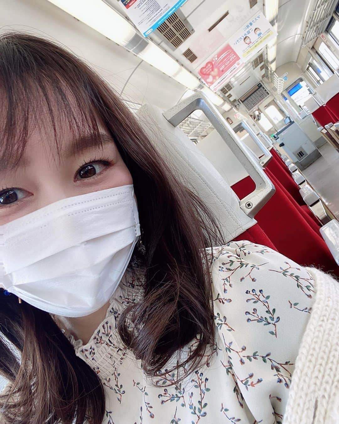 立石純子さんのインスタグラム写真 - (立石純子Instagram)「レトロ列車ꠋ 　　 #train #電車 #travel #旅 #レトロ #列車 #シート #真っ赤 #綺麗 #可愛い #japan_of_insta #japantrip #shooting #自然 #nature #naturelovers #ある日の #ロケ #また旅ができる日 #待ち遠しい #シンガーソングライター #はだのブランドアンバサダー #singer #enjoy #likes  #instadaily  #love #photooftheday」2月24日 15時41分 - junkokokotateishi