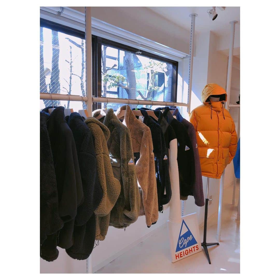 理絵さんのインスタグラム写真 - (理絵Instagram)「ケープハイツのショールームで2021 A/Wのアウターを見てきました  昨年はダウンのロングコートを選んだので今年はフリースにしよう♪と意気込んで行ったのに  やっぱり…ダウン可愛い🤎  しかも、とうとうメンズに手を出してしまった！  第一希望が写真1〜2枚目で着ているメンズのダウンで第二希望を3枚目のアウターにしました  写真で着ているのはメンズMサイズですがSでお願いしてきました  どちらが届いても嬉しいけれど初メンズにわくわくしています  4枚目のフリースはメンズのMです！これも可愛かった  #ケープハイツ #capeheights #展示会 #アウター #ダウンコート #フリース #元宝塚 #宝塚og #tokyo #japan」2月24日 15時34分 - ____rie____