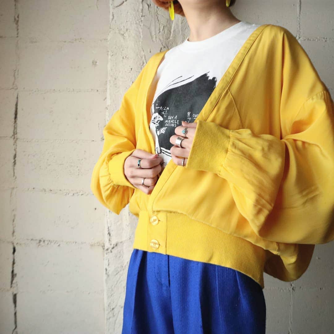 吉祥寺 古着屋 Orfeoのインスタグラム：「. Yellow × Blue Style  #orfeo #kichijoji #tokyo #vintage #used #fashion #coordinate #outfit . . .  お問い合わせはインスタグラムのプロフィール掲載のメールアドレスにお願いいたします。コメント、DMでのお問い合わせは受け付けておりませんのでご了承ください。 ONLINE SHOPの商品も店頭にてご購入頂けます。気になる商品がございましたらスタッフにお声掛けください。 . 新型コロナウィルス感染症予防対策を徹底して営業しております。 ご来店の際はマスク着用、手指消毒にご協力ください。」