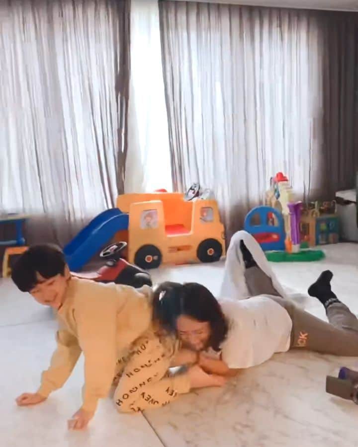 ユ・ハナのインスタグラム：「이게 요즘 유행이라는데 난 왜 못하는건데🤣🤣🤣🤣🤣  엄마를 믿고 엉덩이를 푹 집어넣으라고오🤣」