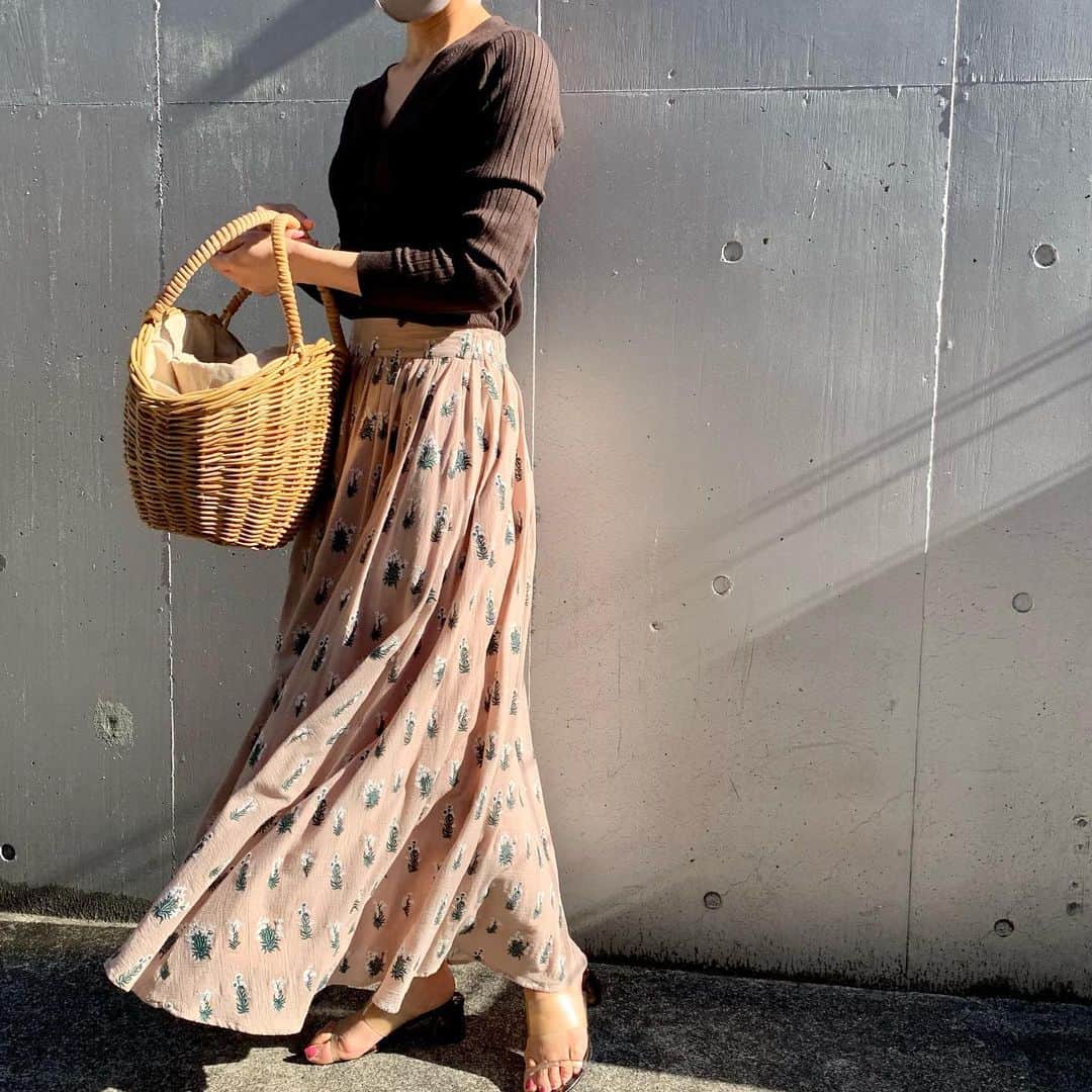 Tsuru by Mariko Oikawaさんのインスタグラム写真 - (Tsuru by Mariko OikawaInstagram)「New arrival!  以前にご紹介した刺繍ワンピースのスカートをご紹介♪ 柔らかなコットンに繊細な刺繍が施され、風にのってふんわりと揺れるシルエット◎ 同系色のブラウンで合わせて落ち着いた印象に♪  Amandine /BEIGE ¥36,000+tax  #tsuru #tsurubymarikooikawa #2021ss」2月24日 15時36分 - tsurubymarikooikawa