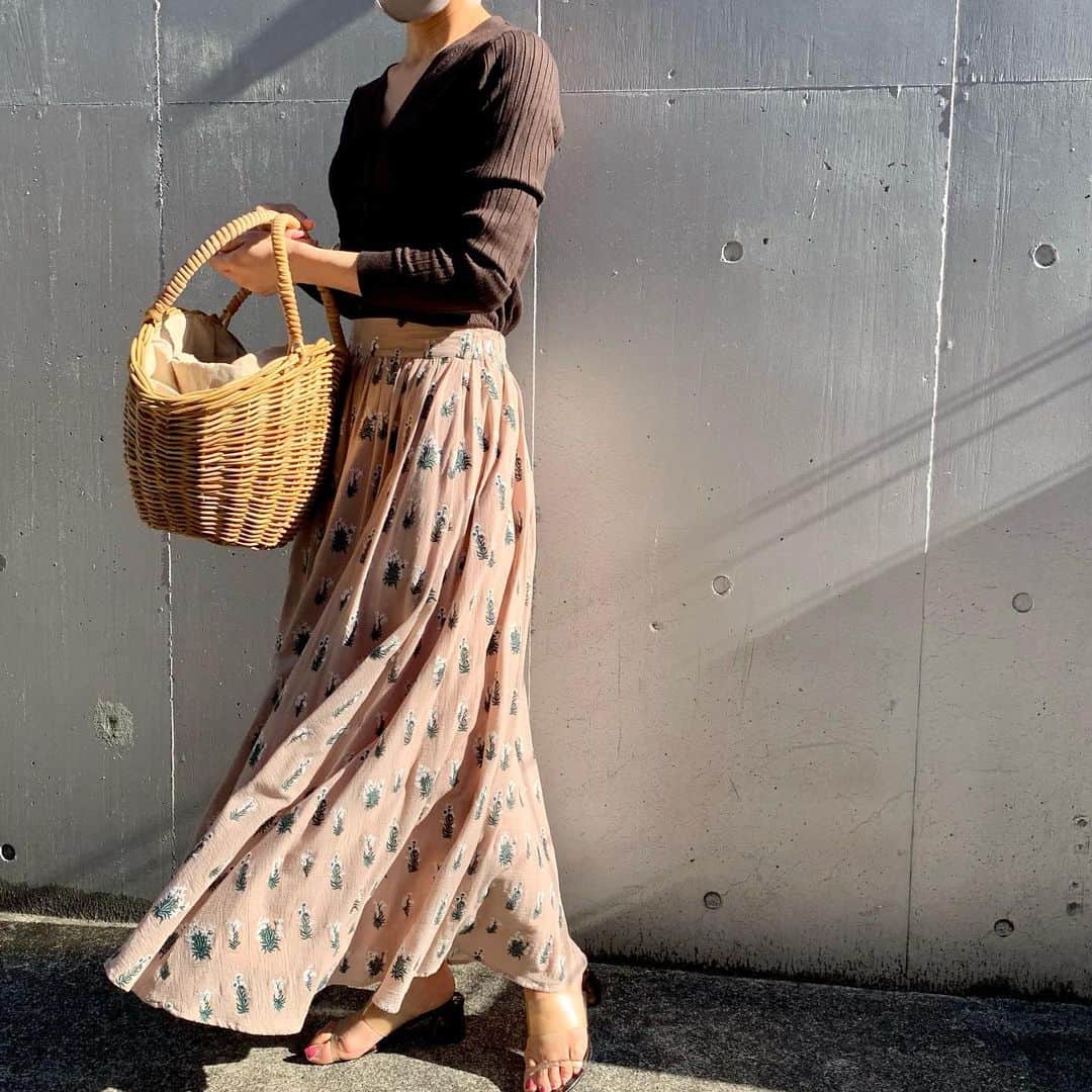 Tsuru by Mariko Oikawaのインスタグラム：「New arrival!  以前にご紹介した刺繍ワンピースのスカートをご紹介♪ 柔らかなコットンに繊細な刺繍が施され、風にのってふんわりと揺れるシルエット◎ 同系色のブラウンで合わせて落ち着いた印象に♪  Amandine /BEIGE ¥36,000+tax  #tsuru #tsurubymarikooikawa #2021ss」