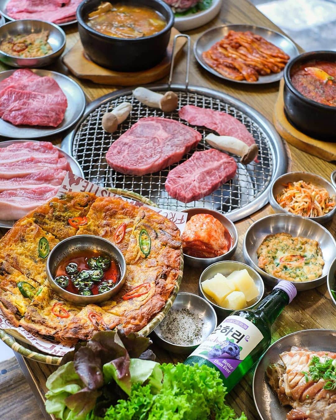 Erinaのインスタグラム：「. . Korean BBQ feast at @678sydney 🥰. . I didn't know that they had so many different flavours of Soju 🤯😱. . Also I always have my cold noodle at BBQ😆😆」