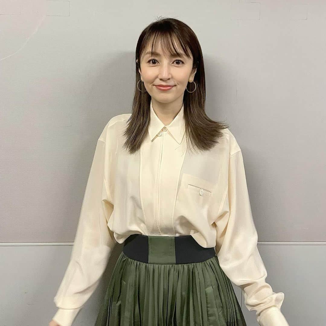 矢田亜希子さんのインスタグラム写真 - (矢田亜希子Instagram)「本日1本目収録終わりました！  そして、今夜放送‼︎  【オンエア】 2021年2月24日(水)22：00〜23：00 日本テレビ『ウチの娘は、彼氏が出来ない‼︎』第7話 ぜひご覧ください‼︎ #うちの娘は彼氏が出来ない #日本テレビ#ウチカレ#うちかれ#第7話  本日の番組収録の衣装は シャツ @equipmentfr_japan  スカート @sacaiofficial」2月24日 15時47分 - akiko_yada