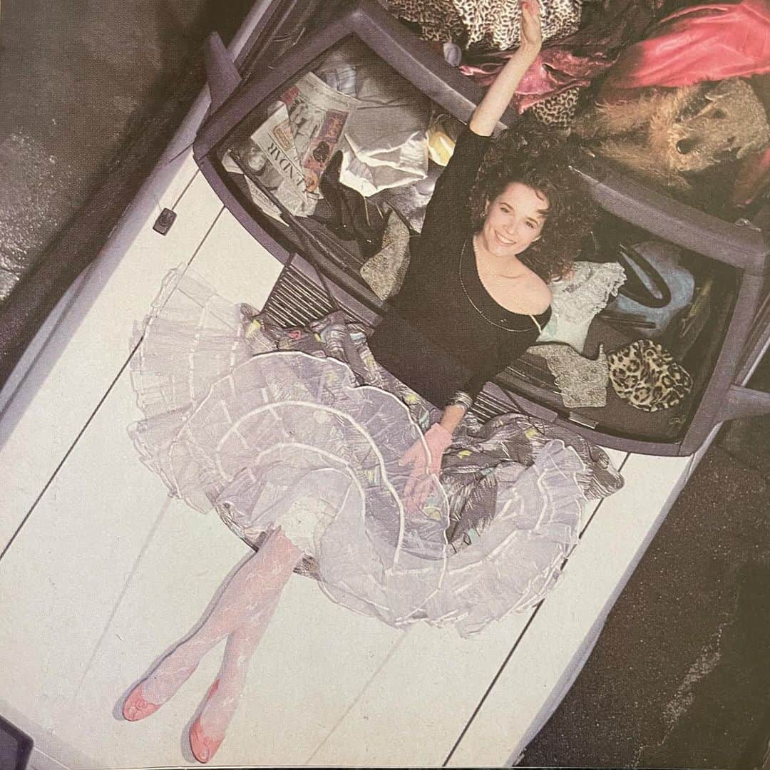 リー・トンプソンさんのインスタグラム写真 - (リー・トンプソンInstagram)「Just chillin on the hood of my 1984 #v8  stick shift mustang convertible #pealingout #classiccar #classicpose #firstnewcar @usweekly #tbt」2月24日 15時48分 - lea_thompson