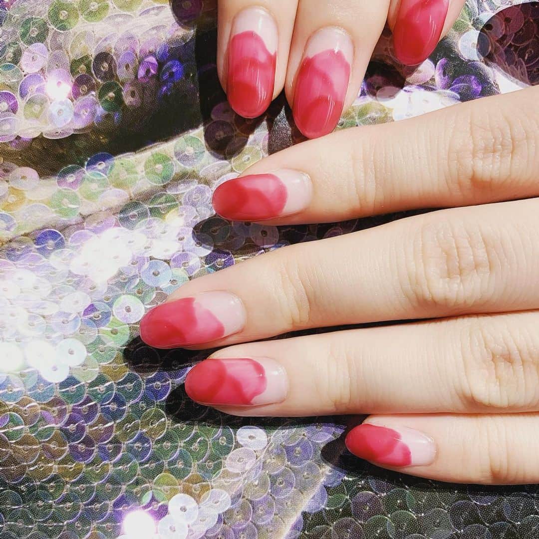 三浦加納子のインスタグラム：「1色だけ、筆の圧のペイントで表現する、花びらネイル。  指先が華やかになって春を感じますね😌  #springnails #flowerpetals #bloom #」