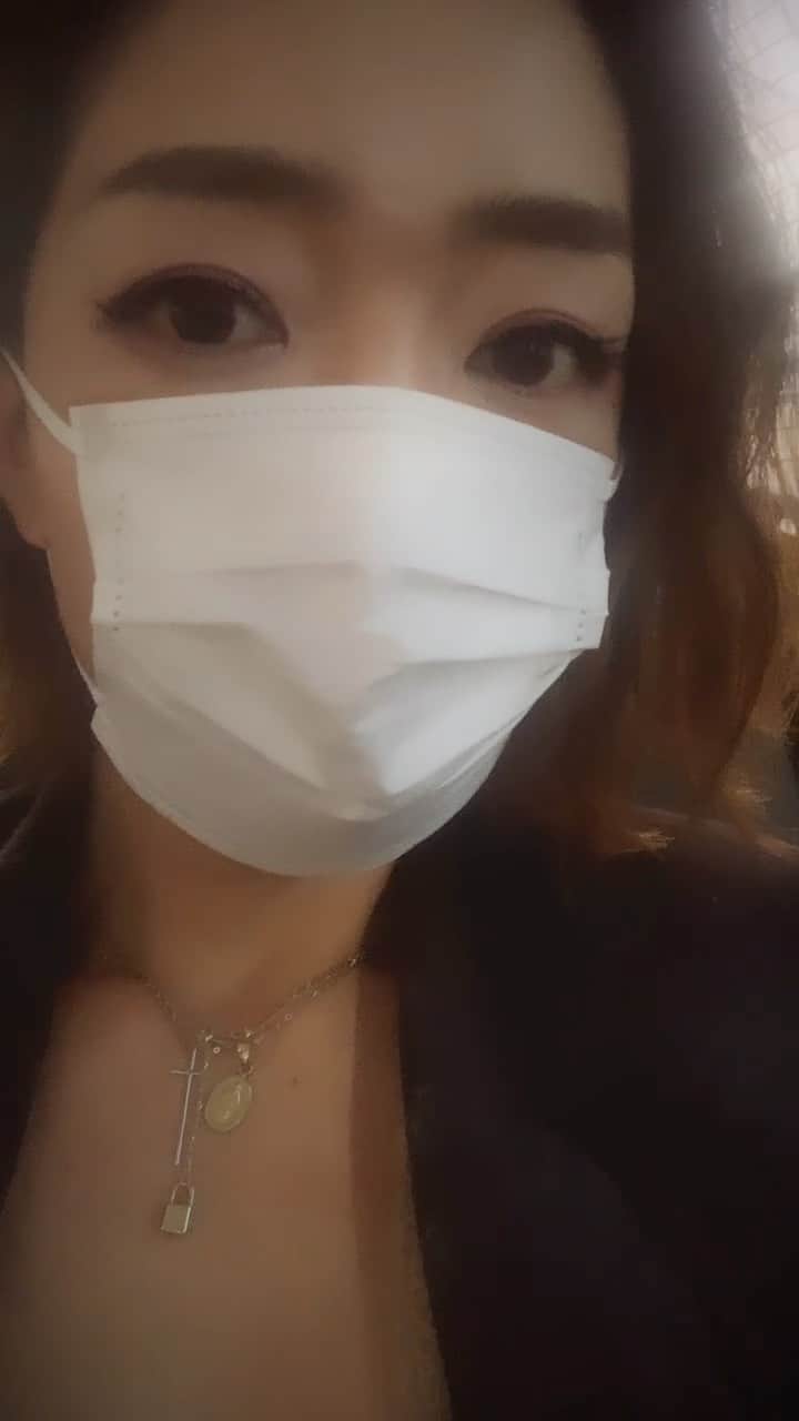 LiLyのインスタグラム：「kyが過ぎるライブ..🚕しかもこれ子供のマスクだし😷色々yabai.がeye.make好き▶︎ @serendipity_yuka ヘアメ🌹」
