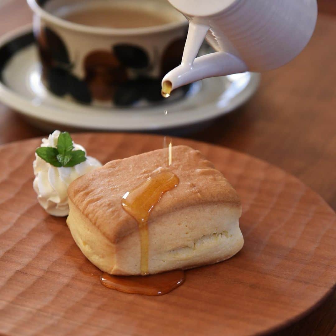 のインスタグラム：「大好きな定番😍  冷凍室に必ず常備しているセブンイレブンのホットビスケット〜！！✨  めちゃくちゃ大好きなんです☺️  電子レンジで50秒！ さくっとふんわり〜バターのいい香りで幸せなおやつ時間💕  ケンタッキーより手軽に食べられるのでビスケット好きさんに超絶オススメです👌  シンプルにメープルシロップだけでももちろん美味しいけど、お気に入りのちょい足しアレンジも楽しんでいます😊  最高に美味しいアレンジをブログで詳しくご紹介しています。  @mi1341  ←プロフィールのURLからブログへ飛べます。  家事の合間にまったり読んでもらえたら嬉しいです🌿  #めがねとかもめと北欧暮らし#セブンイレブン#セブンイレブンスイーツ#ホットビスケット#発酵バター入りホットビスケット#seveneleven#コンビニ#コンビニスイーツ#コンビニスイーツ部#おやつ#おやつタイム#おやつの時間#ちょい足し#北欧インテリア#北欧ヴィンテージ ・ ・」