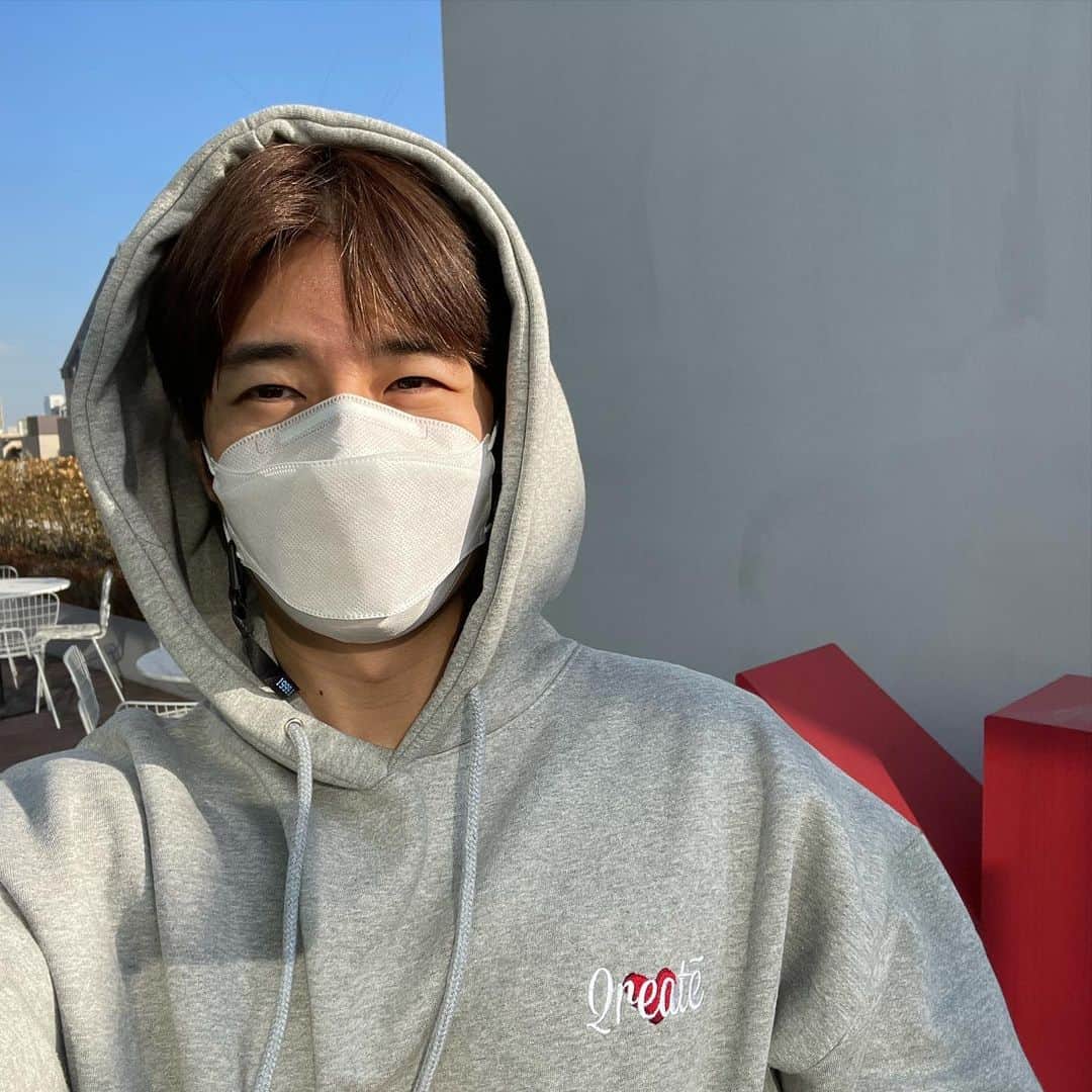 ソン・ホヨンのインスタグラム：「소상공인들에게 기부가 되는 착한옷^^ #큐리에이트  라져 칭찬해~」