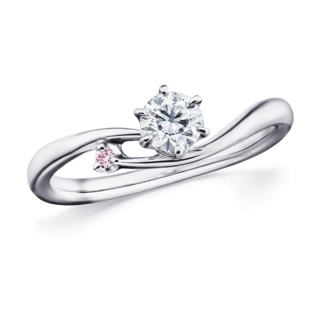 婚約・結婚指輪のI-PRIMO（アイプリモ）公式アカウントさんのインスタグラム写真 - (婚約・結婚指輪のI-PRIMO（アイプリモ）公式アカウントInstagram)「マリッジリングの交換が終わった直後に、プロポーズの時に渡されたエンゲージリングを、ゲストの前で改めて着けてもらう——。「エンゲージカバーセレモニー」は、ふたりの幸せをロックする。そんな素敵な意味が存在します。  まばゆい輝きの恒星の周りをピンクダイヤモンドの惑星がまわるイメージをデザインした「スピカ」は、決して離れることのないふたりを象徴。乙女座で輝く純白の1等星の名からはじまり、真っ白な人生のキャンバスへふたりの第2章を鮮やかに描きます。  婚約指輪：スピカ #アイプリモ_スピカ   プロフィールのリンクからHPをご覧いただけます。 →@iprimo_official  #結婚指輪 #婚約指輪 #マリッジリング #ブライダルジュエリー #エタニティリング #エンゲージリング #marriagering #bridaljewelry #engagementring #結婚指輪選び #婚約指輪選び #結婚指輪探し #婚約指輪探し #iprimo #アイプリモ #プレ花嫁 #プレ花嫁さんと繋がりたい #結婚式準備 #花嫁 #結婚準備 #プロポーズ #ダイヤモンド #花嫁準備 #2021春婚 #2021夏婚」2月24日 16時00分 - iprimo_official