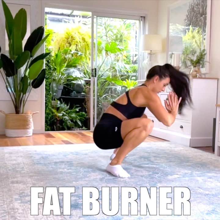 Danielle Robertsonのインスタグラム：「FAT BURNER 🔥💪  Prepare yourself - because today’s intense FAT BURNER session is going to make you sweat! It is only a total of 12 minute working time but trust me that is all you will need! I’m wearing my fav Power Seamless Collection in Black from @womensbestwear @womensbest 🙌   Let’s get amongst it!  WORKOUT  4 SETS  30 sec Half Burpee 30 sec Burpees 30 sec Bicycles 30 sec Burpees 30 sec Mountain Climbers 30 sec Burpees」