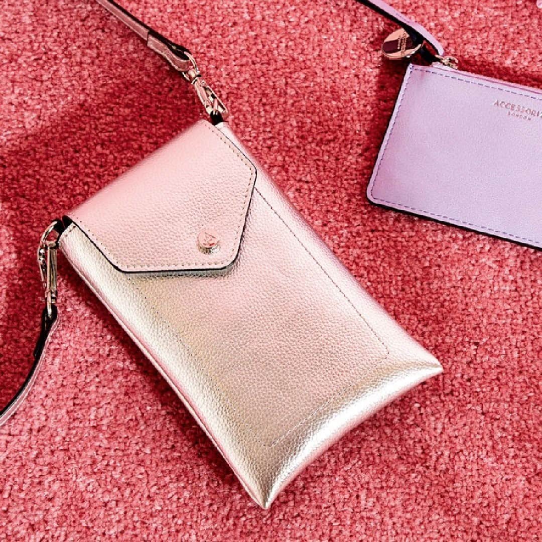 アクセサライズのインスタグラム：「Things we're looking forward to #2: Wearing our phone pouches to the pub and not just to the kitchen ...   Tap the link in our bio to shop #Accessorize」