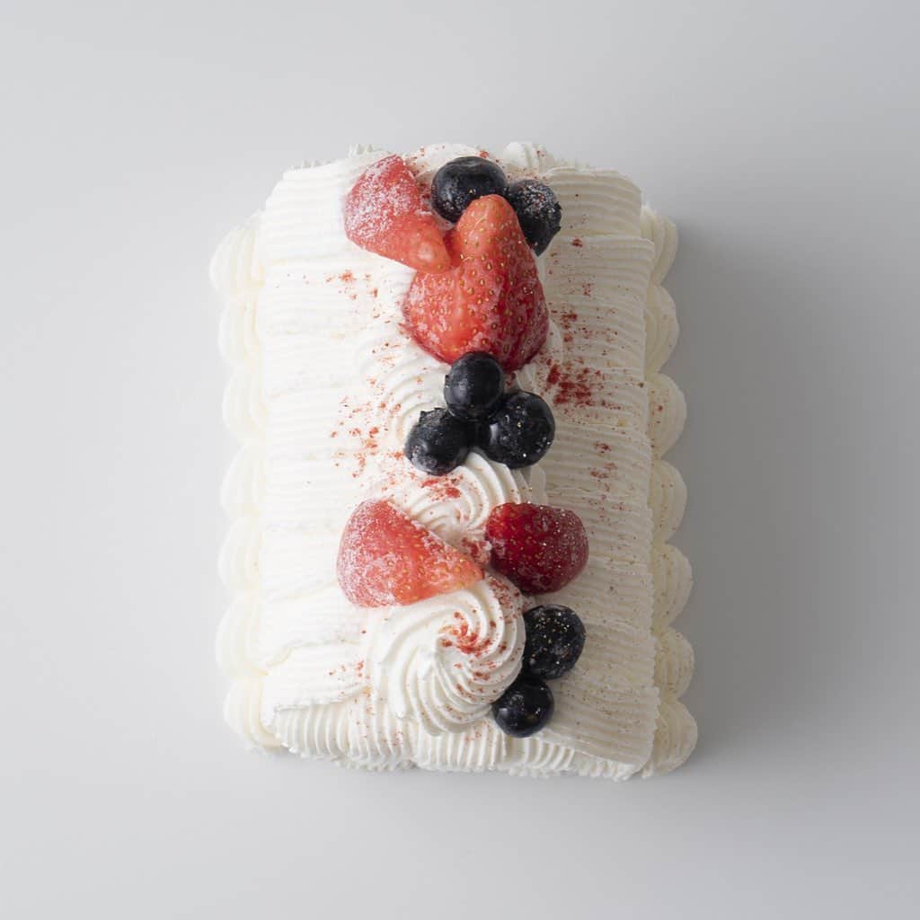 Cake.jpのインスタグラム：「苺のふんわりふわりロールケーキ🍓  ブルーベリーといちご、たっぷりの生クリームでデコレーションされたロールケーキ！生クリーム好きにはたまらない♪  お祝いケーキやおうち時間の贅沢デザートにいかがですか😊  ぜひお試しください！ ＝＝＝＝＝＝＝＝＝＝＝ この投稿をtap→商品を見る、又はプロフィールのショップを見るからご購入頂けます🧁 ＊＊＊＊＊＊＊＊＊＊＊＊＊＊＊＊＊＊＊＊＊＊＊＊＊＊ ⁠ ⁠⁠⁠⁠⁠⁠⁠⁠⁠⁠⁠⁠⁠⁠⁠⁠Cake.jpでは、皆さんからシェアされた⁣⠀⁠⁠⁠⁠⁠⁠⁠ ⁠ 素敵なお祝いのコンテストをおこなっています⁠🙌⁠ ⁠ ⁠⁠⁠ ⁠ 👇フォトジェアニバーサリー参加方法👇 ⁠⁠  Cake.jpのケーキでのお祝いの様子を⁣⠀⁠⁠⁠⁠⁠⁠⁠⁠ ⁠ @iiicakejp #フォトジェアニバーサリー で タグ付けしてシェアするだけ🌈  ご参加を心よりお待ちしております💡 ⁠ ※当アカウントと同様のなりすましアカウントが報告されています。当社とは関係がございませんのでご注意くださいませ※ ＊＊＊＊＊＊＊＊＊＊＊＊＊＊＊＊＊＊＊＊＊＊＊＊＊＊  #美味しいもの好きな人と繋がりたい#おうちスイーツ#お取り寄せスイーツ #お家パーティー#お取り寄せグルメ#甘党#素敵なお祝い#スイーツ好きな人と繋がりたい#食べるの好きな人と繋がりたい#お土産#手土産スイーツ#スイーツ好き#スイーツ部#プレゼント#サプライズ#いつもありがとう#ケーキ#かわいいスイーツ#オシャレなスイーツ#おうちカフェ#ご褒美#ご褒美ケーキ#ロールケーキ#いちご#苺#いちご好き#贅沢スイーツ#生クリーム」