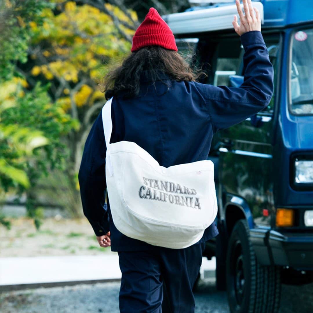 ARKnetsのインスタグラム：「【STANDARD CALIFORNIA】﻿ ﻿ 2021 SPRING & SUMMER  COLLECTION ﻿ ﻿ 毎シーズン好評頂いております、《 STANDARD CALIFORNIA（スタンダードカリフォルニア） 》より、2021 SPRING & SUMMERのLOOK BOOKが公開されましたのでご紹介させて頂きます。﻿ ﻿ 2021 SS Look Book：http://bit.ly/3pPqVP9﻿ Look Bookはトップページに記載のオフィシャルサイトからも確認できます。﻿ ﻿ ■BRAND／  STANDARD CALIFORNIA（スタンダードカリフォルニア）﻿ カリフォルニアの陽気と文化に魅せられて、ファッションを通じて共有して頂こうと思い、﻿ 2003年2月に『STANDARD CALIFORNIA』を立ち上げました。﻿ それ以来、変わらないコンセプトのもと、厳選した古着、セレクトアイテム、﻿ ヴィンテージにインスパイアされたベーシックなオリジナルブランドを展開しています。﻿ これからもライフスタイルにストレスなく溶け込むスタンダードを提案します。﻿ ﻿ Standard California was conceived from the classic Southern California style & culture.﻿ Our Standard is to make you experience the feeling of California everyday.﻿ ﻿ Standard California began in Feburuary of 2003 in the relaxed town of Ebisu in Tokyo, Japan.﻿ We offer our original brand, and also have well selected American made items, vintage clothing and more...﻿ ﻿ We'll be happy if you feel the "Real California" with our clothing.﻿ Bring our store into your lifestyle!﻿ ﻿ ﻿ 【 取り扱い店舗 】﻿ @pier_lounge_by_ark  @reark_arknets﻿ ﻿ ﻿ ■商品や通信販売に関しまして、ご不明な点がございましたらお気軽にお問い合わせください。﻿ -----------------------------------﻿ 【お問い合わせ】﻿ ARKnetsコールセンター﻿ TEL：028-634-1212 ( 営業時間 12:00～19:00 )﻿ ※店舗へ繋がりにくい場合には、こちらまでお問合せ下さい。﻿ -------------------------------------﻿ #STANDARDCALIFORNIA #スタンダードカリフォルニア #arknets #reark #pierloungebyark #栃木 #宇都宮 #群馬 #高崎 #埼玉 #越谷 #セレクトショップ #styling #スタイリング #fashion #ファッション #コーデ #coodinate #コーディネイト #21ss #2021ss #lookbook #collection #21sslook #STANDARDCALIFORNIA21ss #outfit #recommenditem #オススメ #春夏 #SEASONLOOK」