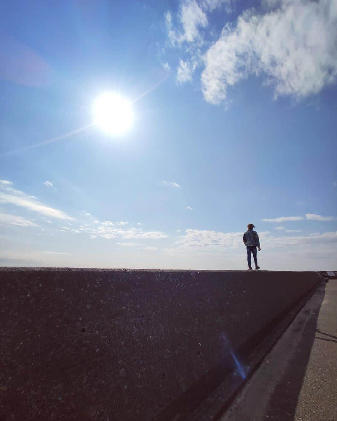 原田デイビッドのインスタグラム：「Wherever you go, no matter what the weather, always bring your own sunshine ☀️- Anthony J. D’Angelo  #quotes #feel #feelgood #bring #your #own #sunshine #chill #nice weather #walk #いい天気 #天気 #チル  #太陽 #海 #ゆっくり」