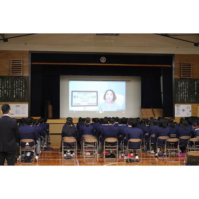 吉井奈々さんのインスタグラム写真 - (吉井奈々Instagram)「今日は神奈川県の藤沢市立御所見中学校3年生向け卒業生向けの激励講演でした。﻿ ﻿ 緊急事態宣言中なので、市からは外部講師が学校に入ることはできないとの指示でした。﻿ ﻿ しかし、学校の先生たちや青少協メンバーが力を合わせてくれて、﻿ 体育館のPCにZOOMを繋いでプロジェクターで映す、生配信で講演会をするという﻿ ハイブリッドな企画を提案してくれました！﻿ ﻿ 多くのカッコイイ大人達のおかげで﻿ 最高の講演会ができました！﻿ ﻿ 会場の空気感を私に伝えてくれるために﻿ 何台もカメラを用意して様々なアングルから生徒さん達を映してくれて、﻿ ﻿ 生徒さん達の表情がよく見えました(◍ ´꒳` ◍)﻿ ﻿ 講演の内容は大きくわけて３つ  ✅友達との距離感がわからない･嫌われたくないと思っているあなたへ  ✅自信がない･自分を好きになれないあなたへ  ✅どうせ私なんて、と思っているあなたへ  この３つのポイントで 吉井奈々の 楽しく楽に、幸せな人生を生きるためのヒントをお伝えしました。  ﻿ これから高校生になる 新しいステージに上がる生徒さん達がいまリアルに抱えているであろう悩みや不安、心配にフォーカスして選んだメッセージです。  参加してくれた多くの学生さん、校長先生、教員の皆さんから﻿ 画面越しに大きな拍手やリアクション、感想のメッセージをもらえてとても嬉しかった。。。﻿ ﻿ ﻿ 「この講演を聞けてよかった」﻿ 「もっと自分を大切にしたいと思えた」﻿ 「話を聞いていたら胸が熱くなって涙が流れました」﻿ 「奈々さんに会えてよかった」﻿ ※LINEに頂いた感想から一部抜粋﻿ ﻿ ﻿ 私は、学生の頃に出会えた﻿ 素敵なオトナの言葉で﻿ ﻿ 「変わってていいんだ、みんなと違ってていいんだ」﻿ 「自分の好きなことを大切にしていいんだ」﻿ 「このまま幸せに生きてていいんだ」﻿ ﻿ 救われました。﻿ 助けられました。﻿ ﻿ だから次は私の番。﻿ ﻿ 私もね、﻿ みんなに会えて良かった。﻿ みんなに支えられてます。﻿ みんなからエネルギーもらってます(◍ ´꒳` ◍)﻿ ﻿ ﻿ 来年も、これからも﻿ ずっと、よろしくね🍀﻿ ﻿ ﻿ ﻿ 最高に幸せでしたーーーー💖﻿ ﻿ 💎💎💎 Information💎💎💎﻿ ﻿ 💎毎月２校限定💎﻿ 【交通費+お気持ち】のみで全国に行っています！﻿ 講演料はお気持ちでOK！﻿ ﻿ ※定額ではなく「お気持ち金」制度を採用しています。﻿ 金額はまったくの自由です。﻿ いくらでも結構ですのでよろしくお願いします。﻿ ﻿ ﻿ 🍀なぜお気持ち制なのか🍀﻿ 私が学生時代に悩んでいた時期、﻿ 私は運良く、新宿二丁目に行けたことで﻿ 多くの大人からの﻿ 言葉のプレゼントをもらいました。﻿ 人との「出会い」に救われました。 ﻿ あの時の言葉があったから﻿ 今、笑顔でいられます。﻿ あの時の言葉があったから﻿ 自分らしく楽しく生きてます。﻿  ﻿ 次は私が頂いた恩をプレゼントする番です。﻿ ﻿ YouTubeだけでは届けられない﻿ 生の言葉の力。﻿ リアルで出会うことの繋がりを﻿ 私は信じています。﻿ ﻿ だから学生の皆さんに﻿ 生の言葉を届けたいんです。﻿ ﻿ ﻿ ﻿ 学生さんはまだお金を稼いでいません。﻿ 私の講演に来るのは金銭的にも﻿ 難しいと思います。 ﻿ なので、大人の皆さんにお願いをしています。﻿ 大人の皆さんに、﻿ 私と子供達を繋いでもらっています。﻿ その為に、﻿ 交通費＋お気持ち制とさせて頂きました。﻿ ﻿ ぜひ、﻿ 私と全国の学校、学生さんとを﻿ 繋いでください。紹介してください。﻿ ﻿ この記事をシェアしてくれるだけでも嬉しいです。﻿ ﻿ お気軽にお問い合わせ下さい🌟﻿  ﻿※プロフィールのURLからLINEで繋がることができます👍🏻  #中学校卒業式 #卒業生 #激励会 #講演会 #講話 #自信 #自己肯定感   #幸せな時間 #言葉はプレゼント  #オネエ #元男子 #lgbt #男に生まれて女になって結婚もできました  #吉井奈々」2月24日 16時16分 - nanayoshii777