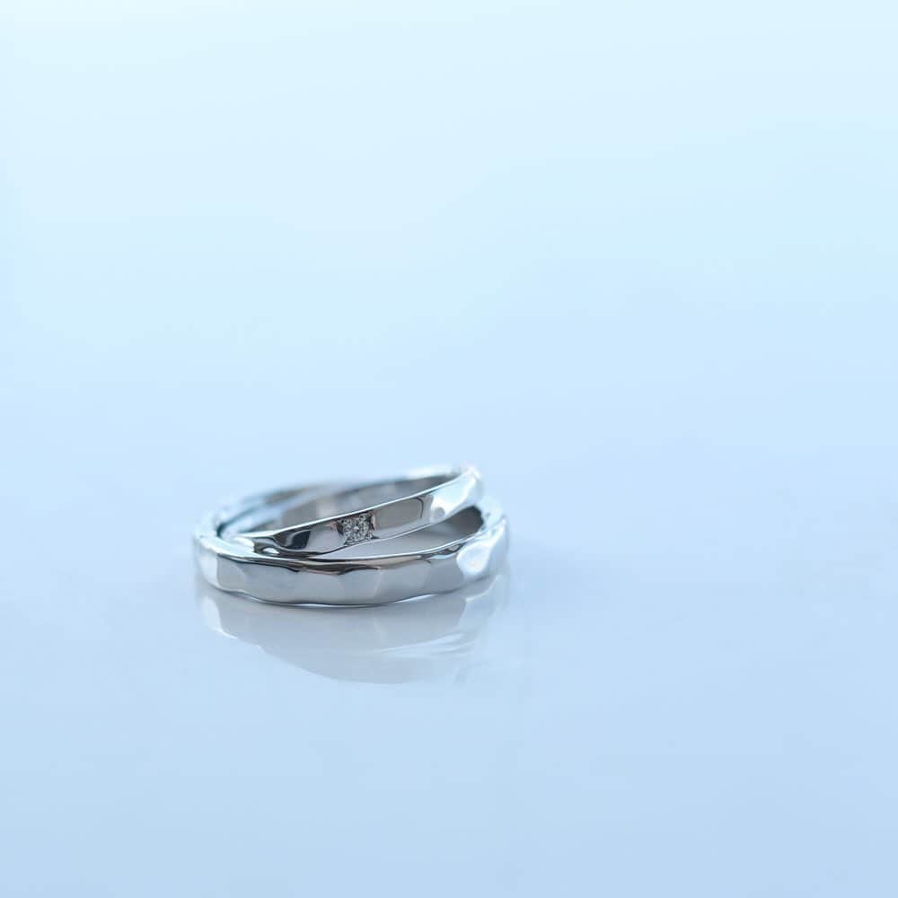 SIENAさんのインスタグラム写真 - (SIENAInstagram)「結婚指輪の叶えるシリーズの中で最も強く槌目模様を打ち出したデザイン「たたき」。厚みも他シリーズよりも厚めで重厚感があるのが特徴です。  着用イメージは2枚目の動画でご確認頂けます。  写真 一枚目　プラチナ素材 二枚目　ロゼチナ素材  #シエナロゼ #sienarose#マリッジリング #エンゲージリング#ロゼチナ#リング #プラチナリング#指輪#結婚指輪 #結婚指輪探し #婚約指輪#結婚式 #2021春婚#カップル #結婚 #プレ花嫁#シンプル #シンプルライフ #シンプルコーデ」2月24日 16時10分 - sienarose_official