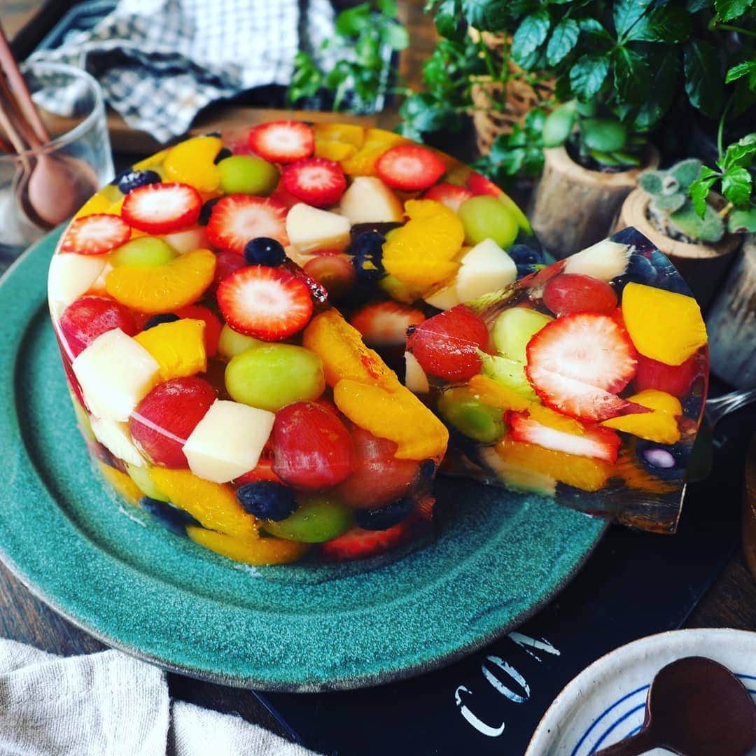 Michiko Maedaのインスタグラム：「ひな祭りにもおすすめ🌸💕 キラキラ宝石みたいなフルーツゼリーケーキ🍓🍊🍇🍑🍒  #フルーツゼリーケーキ#ゼリーケーキ #フルーツゼリー#ゼリーテリーヌ #ひな祭りレシピ#ひな祭りゼリー #今回はちょっと丁寧に作ってみました #綺麗な層になって大満足💕 #めちゃめちゃおすすめです❤️ #レシピは後程ブログにて #IGersJP#IGersjp#IGersj#クッキングラム#デリスタグラマー#おうちごはんlover#コッタ #lin_stagrammer#kurashiru#クッキングラム#クッキングラムアンバサダー#クオカ#エルグルメ#フーディーテーブル#おうちごはんlover#おうちごはん革命#おうちカフェ」