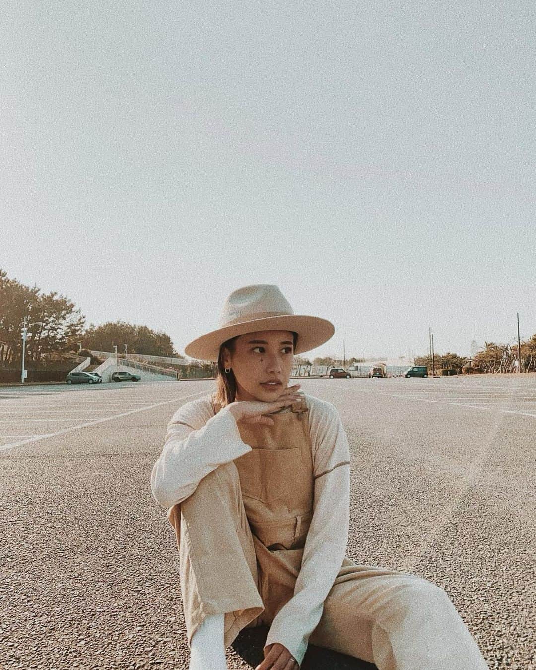 のインスタグラム：「Hi 🐂🤍🌿  Cutoff Loose Top / ivory Corduroy Overall / beige  この色の組み合わせも とっても可愛いくてオススメだよ☺︎ ここ何日間か天気最高でアウターほぼいらなくて お洋服も気持ちも春をとっても感じれた💫  Lim Tokyo 2021SSの受注は明日２５日の２３：５９までです♡  今回はたくさん着回し出来るアイテムが多いのと 春夏は絶対持ってたら最高なアイテムが多いので いろんなシーンで着て頂けると嬉しいです🌼💕  全部ほんとうにお気に入りだから もっともっとたくさんLimコーデを載せたかったけど 明日までだ。寂しい。けど次のお洋服も楽しみにしててね🧡 今回は明日までなので！お見逃しなくです！☺︎ #limtokyo #lim #lim2021ss #リムトーキョー #limコーデ」