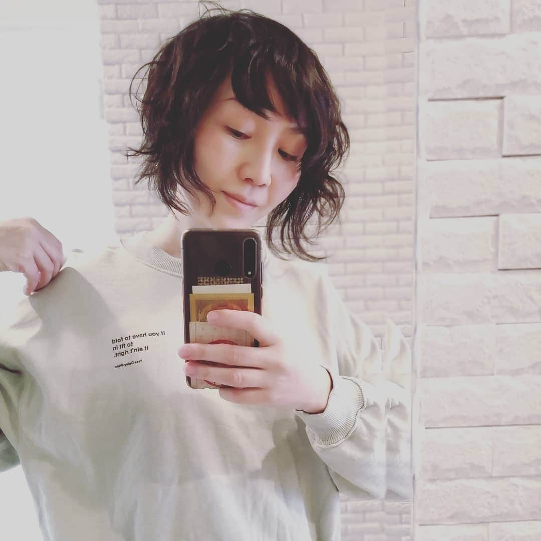 川村由紀のインスタグラム：「言葉の力を纏う。  「H＆M」が、作家のイルサ・デイリー・ワード（Yrsa Daley-Ward）さんの言葉をプリントしたウェアを発売。  #handm 渋谷店で見かけてふと。#organiccotton が優しい肌触り。春はもうすぐ…だといいなあ。。」