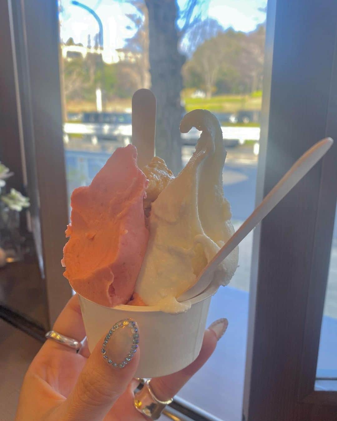 梅村実帆のインスタグラム：「🍨🍓🥛」