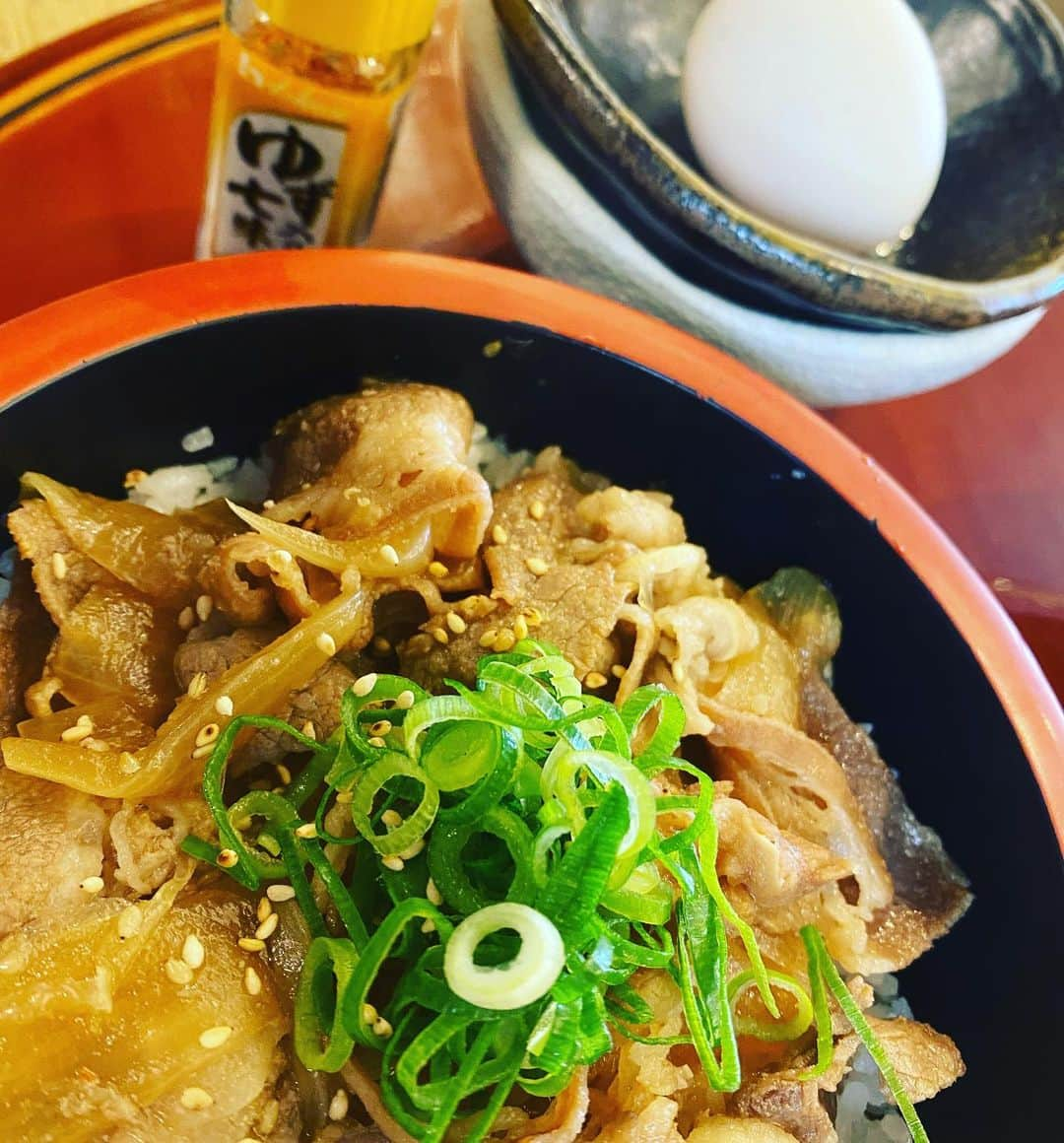 知床漁場 吹田店さんのインスタグラム写真 - (知床漁場 吹田店Instagram)「こんにちは！ ここ数日暖かかった分少し冷えるだけでかなり寒く感じる今日この頃ですね… そんな時にはこれ！スタミナ満点の#牛丼 🎶 抵抗が弱まってる時こそスタミナ付けて乗り切りましょう！😁 本日も笑顔で元気に営業してます！！  #吹田ランチ#吹田海鮮#吹田#吹田グリーンプレイス#スタミナ#ゆず入り七味 #よく合う#生卵」2月24日 16時17分 - shiretoko.suita