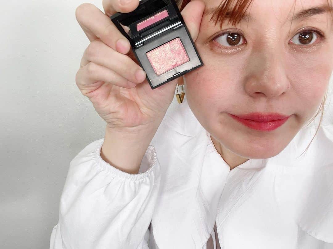 イガリシノブのインスタグラム：「お仕事道具のメイクボックスから、 わたしのポーチに移動😂  NARS ハードワイヤードアイシャドー　5344」