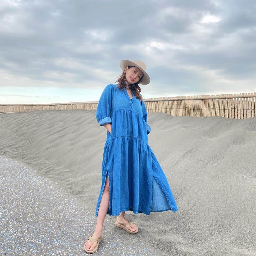 難波礼華のインスタグラム：「春みたいな天気最高だったな〜☀️ 気温高くてテンション上がった日、春服着て散歩🤍 @healthydenim の新作デニムワンピ可愛いの😽 早く毎日暖かくならないかな〜🤍 #healthydenim #intheknowgl #ヘルシーデニム」