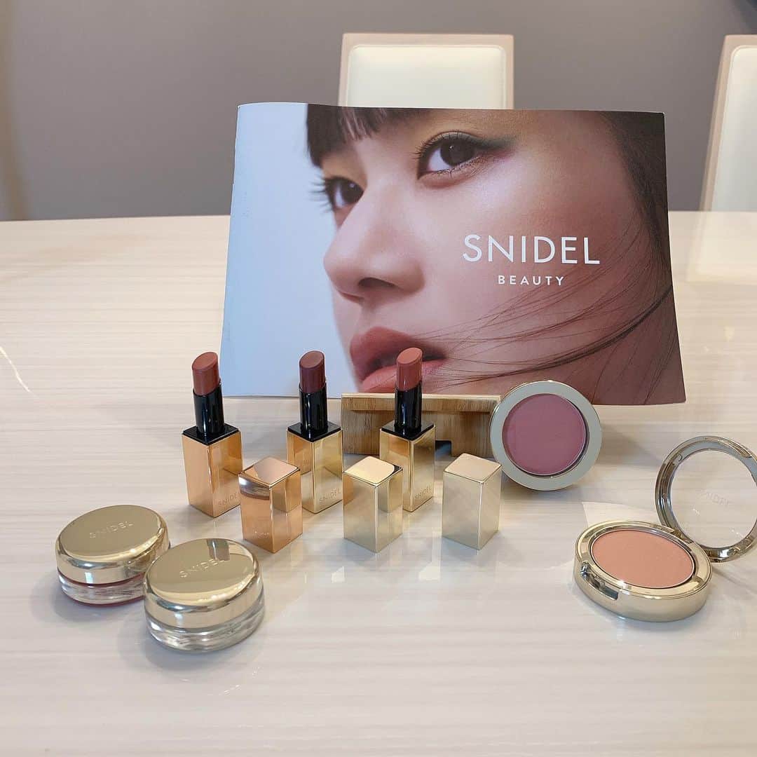 のインスタグラム：「3月3日から発売の @snidelbeauty のコスメを一足先にGET♡♡ 色合いが全部絶妙でさすがMASHさんって感じです。。神🙏🏻 持ってるだけで大人女子になれそう👼🏻 #snidelbeauty #snidel」
