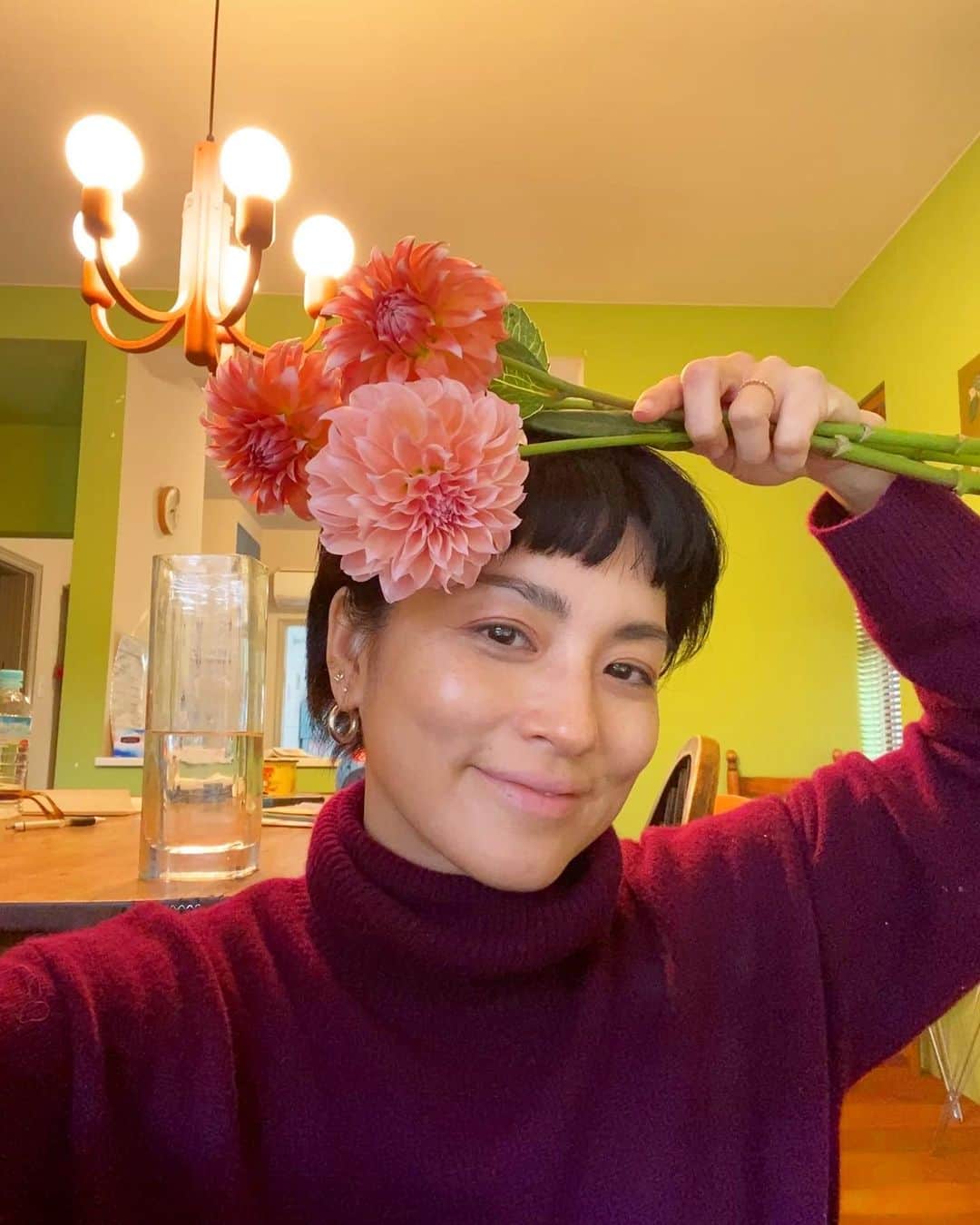 桃生亜希子のインスタグラム：「お花屋さんに行って財布をみたら、現金1000円しかなかった。 　900円でこんなかわいいダリアを買えた記念。🏵  #ダリア　#beautifulflowers #color #flowers #beautiful」