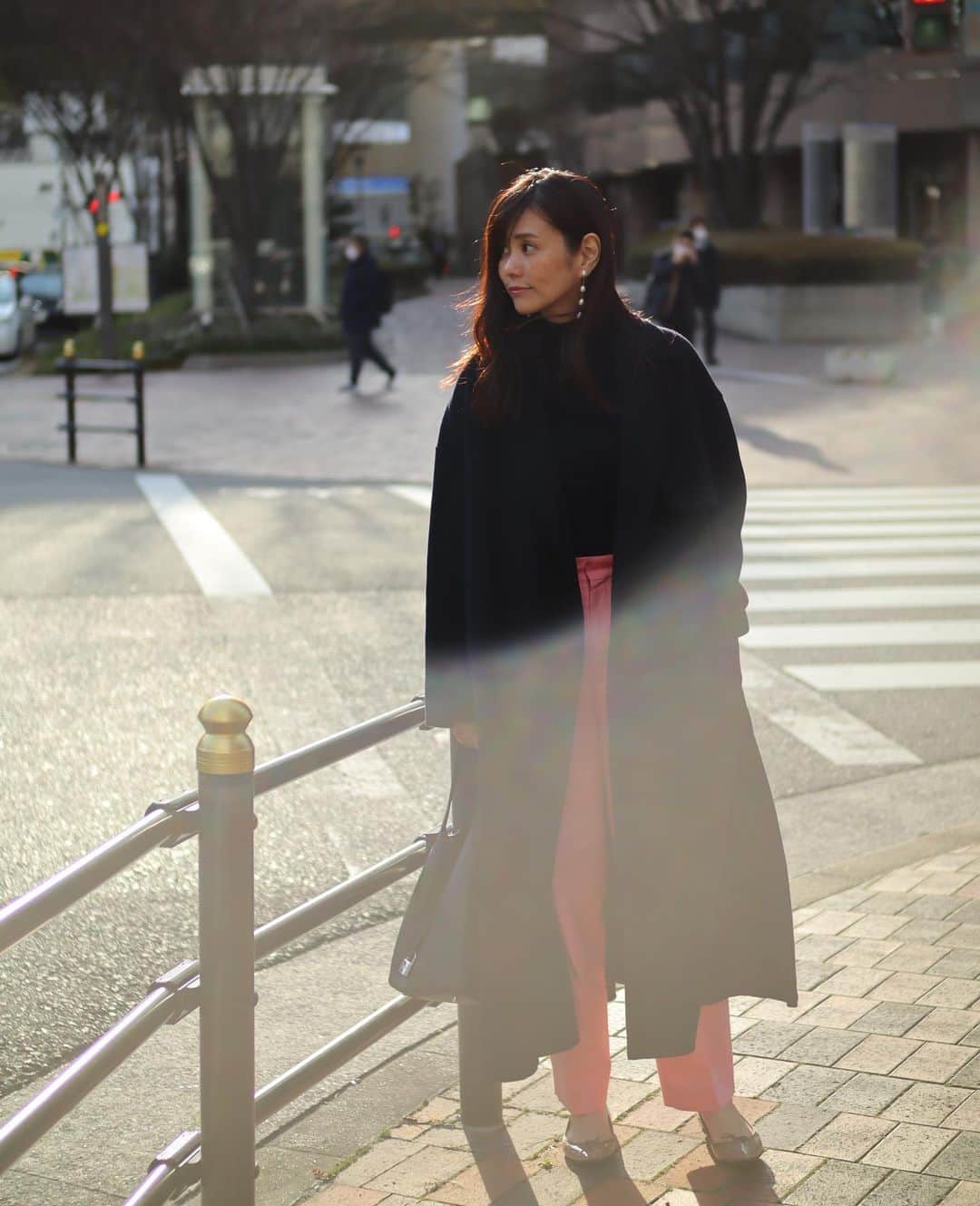 田中幸恵のインスタグラム：「___ . 今日から寒の戻りとか言ってるけど、 連日あったかい日が続いたため、 脳内はすっかり春に🌸 . . ネイビー✖︎ピンクが好き♡  可愛いネイビーのペタンコ探し中。。  一瞬だけ @hiron953  と会えたから、 靴見に行ったら良かった🥿  😷撮る時だけ外してます  outer→ @ebure_official  tops→ @uniqlo  pants→ @ebure_official  shoes→ @repettoparis  earring→ @maayapearls   #ebure  #uniqlo  #repetto  #hermes #maayapearls #eoskissm  #canon_photos」