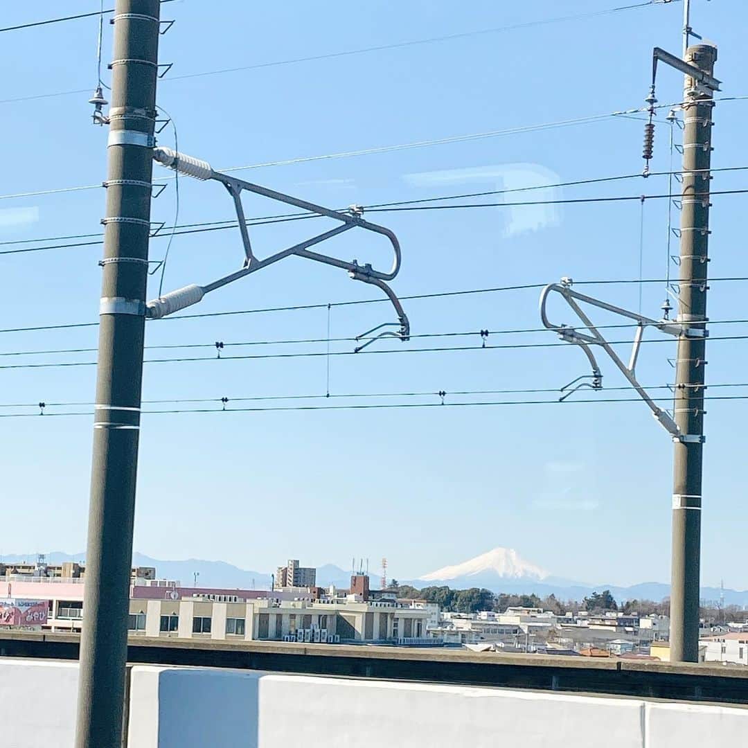 石田燿子さんのインスタグラム写真 - (石田燿子Instagram)「先日の新幹線の車窓から。 久しぶりにスタジオでの撮影とレコーディングに、ひとりうきうきして目が細いわたし。 #富士山見えた #歌いたい #yokoishida」2月24日 16時26分 - yokonti