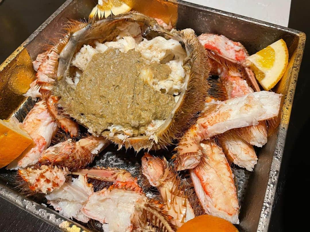 佐々木舞夕のインスタグラム：「___🍶🦀  宇佐市　萬彩  これでもかー！というほどの豪華ご飯🥳  🦀毛蟹 🐡熟成とらふく 🦈キャビアのカナッペ 🐟白魚の踊り食い 🐠のどぐろ塩焼き 🐃シャトーブリアン 🍚せりご飯  日本酒🍶と一緒にいただきました😍  旬の食材をたくさん楽しめて感激でした😉  ごちそうさまでしたっ🙏💕  #萬彩 #宇佐グルメ  #宇佐市グルメ  #宇佐市 #割烹 #日本料理 #おおいた♨︎グルメ  #四日市 #宇佐市四日市 #かに #とらふぐ  #日本酒 #日本酒で乾杯」