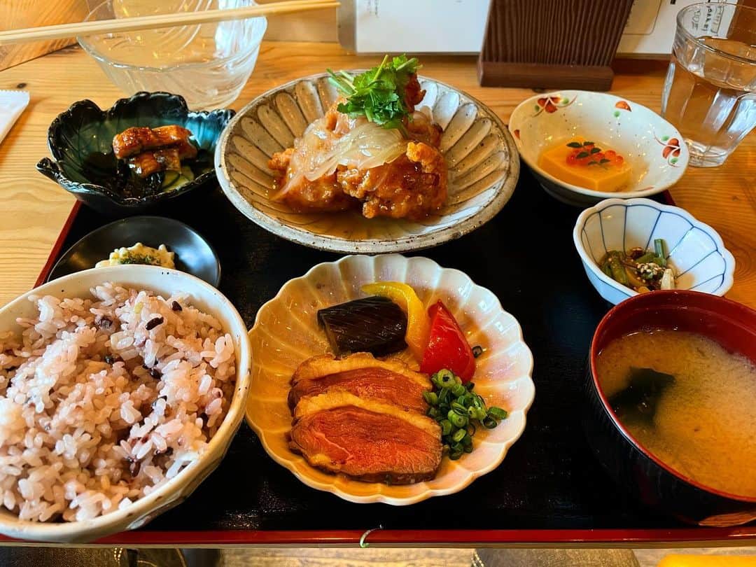 立野在のインスタグラム：「シンプルに美味しかった。  ・チキン南蛮 ・合鴨のロース煮 ・山菜ナムル ・卵豆腐イクラのせ ・鰻ざく ・五穀米 ・あさりの味噌汁  このボリュームで1200円 店長？が気さくに話してくださって、いろいろアイデア貰えました。」