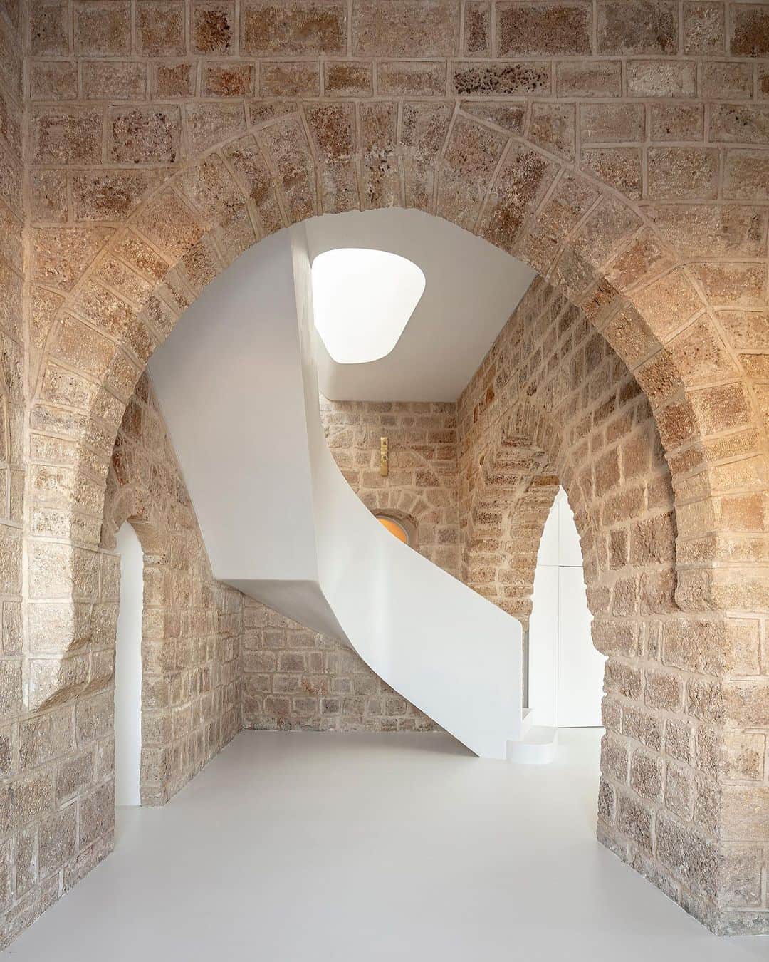 The Cool Hunterのインスタグラム：「The exterior of the Tipo949 renovation project by architects Raz Melamed and Omer Danan drew our attention first. We absolutely love the way this two-level apartment both stands out from and fits in within the sea-front walls of the 300-year-old stone structure.  Overlooking the Mediterranean Sea in the ancient port city of Jaffa, the oldest part of the Tel Aviv-Jaffa municipality, this residence is the height of urban cool in our opinion. It ticks off all of our favourites: renovation instead of a new-build, sensitive restoration, smart use of space, overall minimalist approach, open plan, gorgeous views … we could go on and on. (Link in bio) #swipeleft」