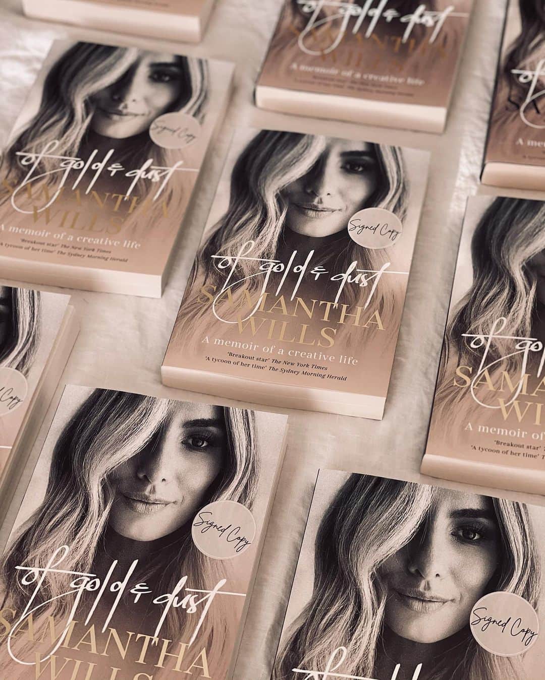 サマンサウィルスのインスタグラム：「Less than five days until #ofgoldanddust is making her way to your letterboxes. 💌 ...Which means final days for signed copy Pre-orders.   Link in bio if you would like a signed copy edition with my fancy scribble in it x (by fancy scribble, I mean the same handwriting I used on the covers title. It’s like my “phone voice” of handwriting). xx」