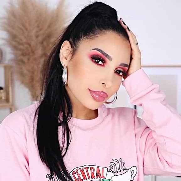 sananasのインスタグラム：「Revolution x Friends 🤩Il y a des fans de la série par ici ? J’ai acheté pleins de trucs de la collection et je vous fais un total look ! La vidéo est entrain de charger ça arrive dans quelques minutes sur ma chaîne Youtube ! Quel est votre personnage préféré de la série ? Moi c’est Ross et Joey ahah ! Ils me tuent 😂   #Friends #friendsxrevolution」