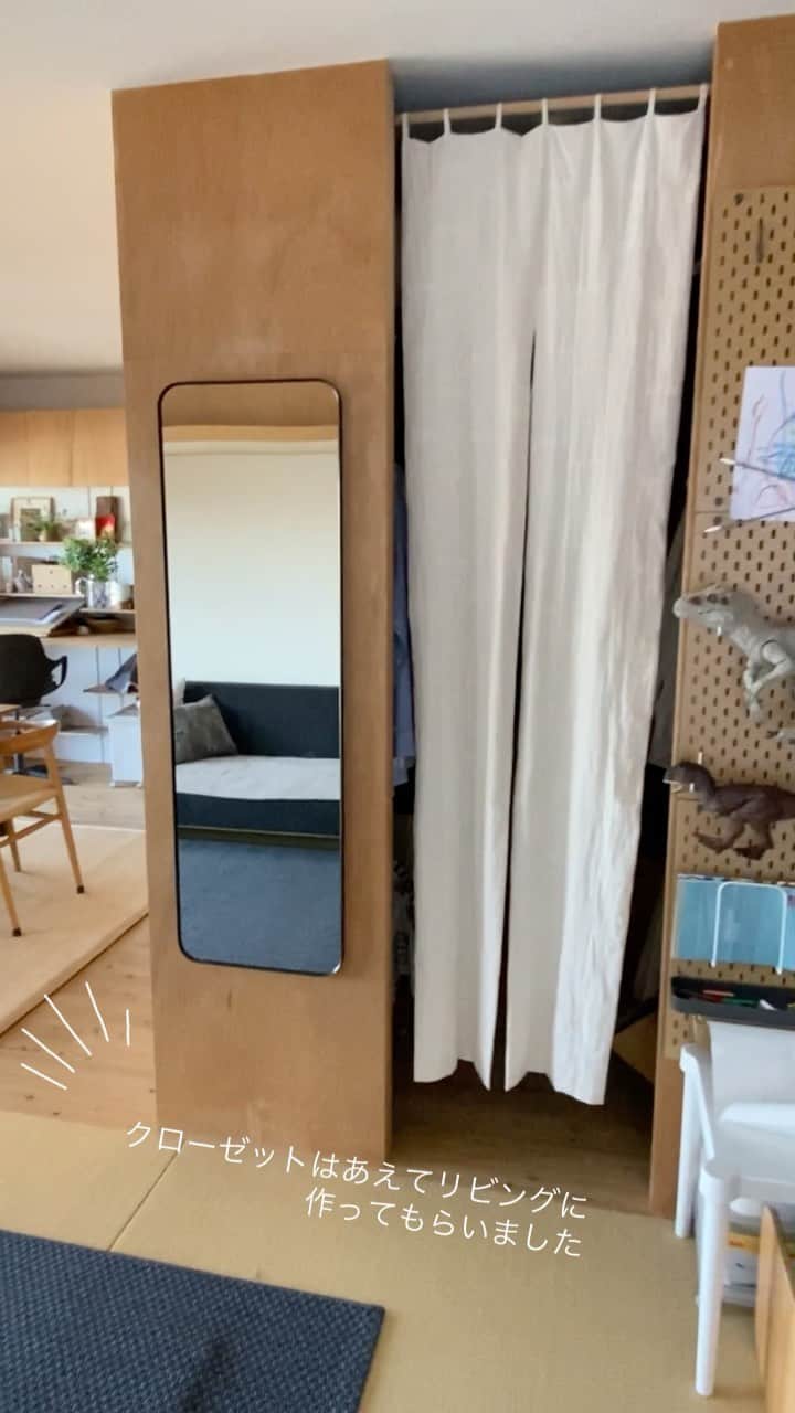 本多さおりのインスタグラム：「5歳長男／3歳次男の子ども服収納を見直しました。  ※クローゼットオープン時の音楽との奇跡的マッチングをぜひご覧あれ！  #クローゼット #ウォークインクローゼット  #クローゼット収納 #ウォークインクローゼット収納  #衣類収納  #子供服  #子供服収納  #こどものいる暮らし  #こどもと暮らす  #トローリーワゴンスリム  #トローリーワゴン  #山善 #暮らしをまわす  #暮らしをまわすためずまよわずよどみなく  #本多さおり」