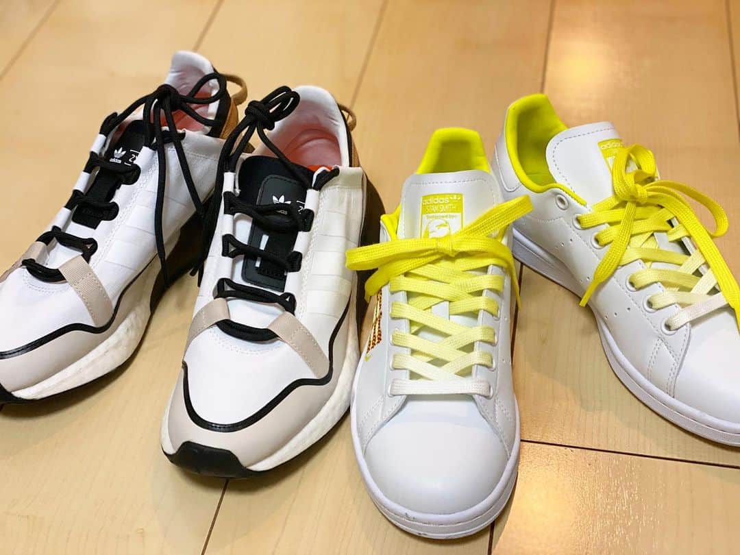 吉江瞳のインスタグラム：「おNEWのadidasスニーカー👟 服はアディダスばっかなのに靴持ってなかったからここぞとばかりに2足👟❤️ 結構気に入ってます😁 春だから新しい靴で気分も上げよう‼️ #adidas #アディダス #スニーカー #sneaker #スタンスミス #stansmith  #ブースト #boost」