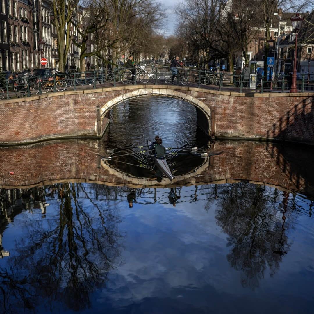 のインスタグラム：「Photo by Muhammed Muheisen @mmuheisen / Cyclists cross a canal bridge in Amsterdam, Netherlands. For more photos and videos from different parts of the world, follow me @mmuheisen and @mmuheisenpublic. #muhammedmuheisen #Amsterdam #Netherlands #Canals」