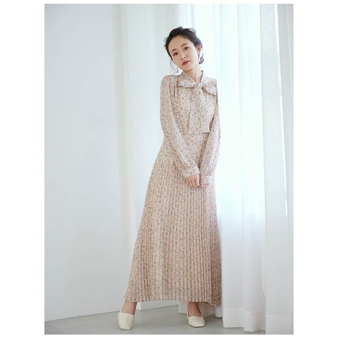 Cherie Monaのインスタグラム：「. -NEW SEASON- “2021 SPRING COMING”  ボウタイプリーツワンピース O.White/Black ¥13,000+tax  @cheriemona_official @mizuki_nishikawa_  #cheriemona #シェリーモナ #2021SS #newarrival」