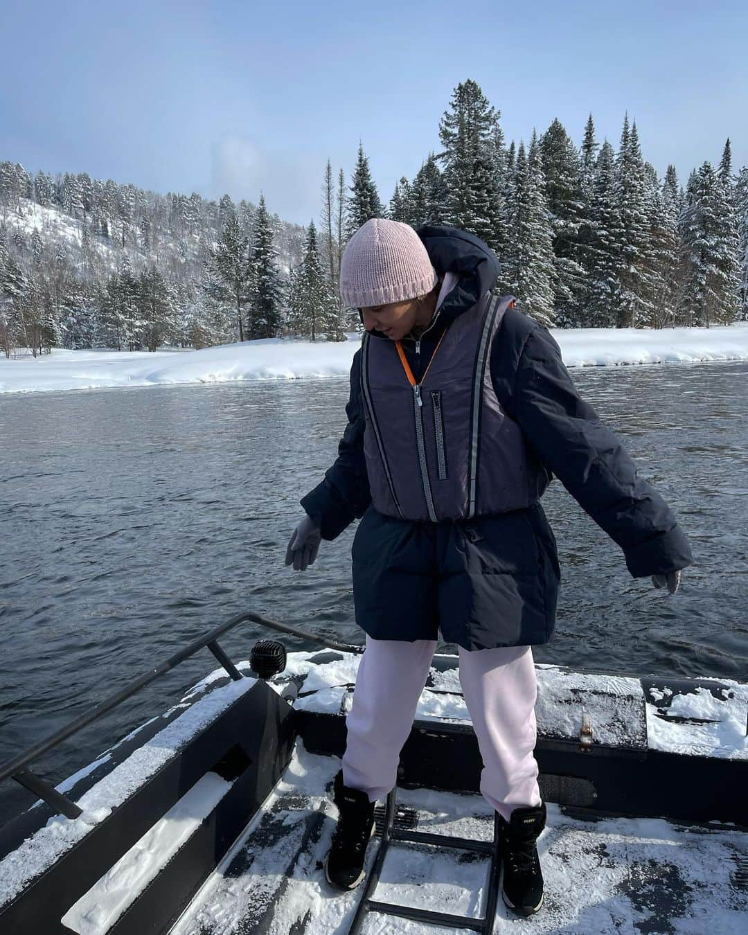 タチアナ・ナフカさんのインスタグラム写真 - (タチアナ・ナフカInstagram)「Мороз и солнце, горы и вода - вокруг Алтай, природа, красота! 😉🗻 Фантастическая прогулка по Телецкому озеру 😍 Невероятные пейзажи, экстрим, холодный свежий воздух в лицо, хвойные леса и Алтайские горы! 🏞️ Примечательно и важно, что озеро входит в список ЮНЕСКО в составе комплексного объекта «Золотые горы Алтая»! Высота над уровнем моря целых 434 метра! 👆В который раз за последний год убеждаюсь, как же прекрасна, многогранна и великолепна наша страна! Столько интересных, красивых, древних и заповедных мест! Нам есть чем гордиться! 💯  P. S. Сейчас активно в туристической среде внедряют бренд Телецкого озера, как одного из природных символов России. 💙  #ТатьянаНавка #выходные #Россия #Алтай #внутреннийтуризм #отдых #Сибирь #красота #ЮНЕСКО #озераРоссии #ТелецкоеОзеро」2月24日 16時50分 - tatiana_navka