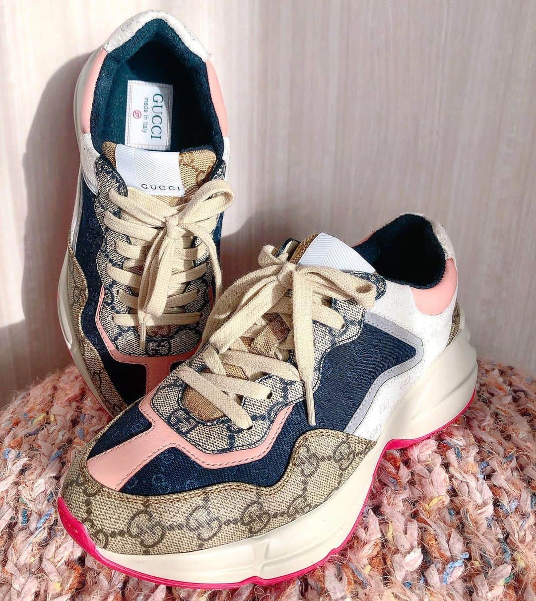 玉川来夢のインスタグラム：「New Sneakers👟💕 可愛いのに めちゃくちゃ歩きやすくて ヘビロテアイテムすぎる💗 大好きなベビーピンクカラーで 私の私服にも合うしお気に入り🤤♡ #gucci  #sneakers #スニーカー #スニーカー女子」