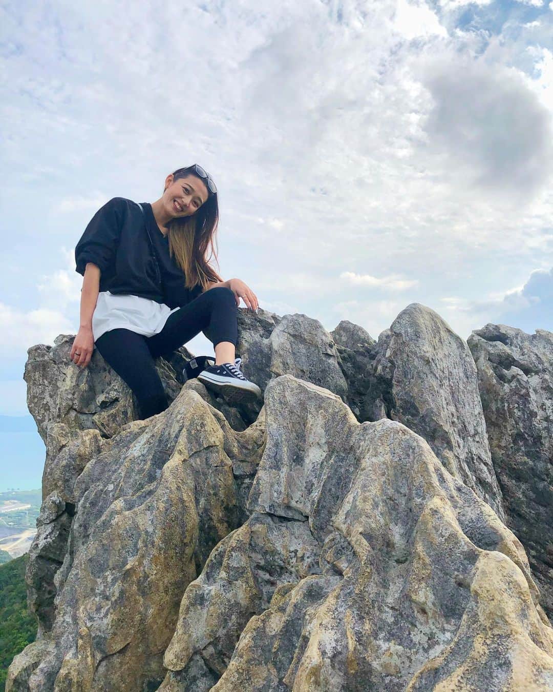 DJ SHERY（小坂早紀）のインスタグラム：「嘉津宇岳 ⛰ 沖縄で初めて山登りしてきたぜ！ まじで行き道しんどすぎて死ぬかと思った。笑 何度も諦めそうになったけど マッキーでも登れたんやから大丈夫だ。この言葉に助けられました✌️笑 . けど、山頂に着いた時景色が本当に綺麗で壮大で感動して笑顔が戻りました😩❤️ここ最近で1番の達成感👏笑 . 沖縄に行った際はぜひ一回皆も登って欲しい⛰コンディションいい日にね！笑 . 第一回自然会とても良きでした！ 次はどこにいこうかなぁーー 夏は滝に行きたいね🥰 2人ともありがとうねー！！！ .  #嘉津宇岳  #山登り #沖縄 #沖縄旅 #名護 #自然 #自然会 #山頂 #インスタ映え  #映え旅 #okinawa  #hiking #次の日の筋肉痛えぐい」