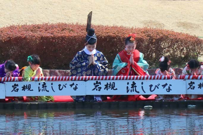 さいたまつりさんのインスタグラム写真 - (さいたまつりInstagram)「【🏮埼玉の祭りハイライト🏮 〜「流しびな」〜】 「流しびな」は、さいたま市岩槻で行われる、ひな祭りのルーツともいわれる春の風物行事です🎎  子どもたちの無病息災を、ひな人形の原型とも伝わる「さん俵」に託して池に流し、祓い清めます。  ===  1枚目、2枚目の写真は、「さん俵（だわら）」を流す様子。形を乗せた「さん俵」はひな人形の原型を模しており、会場は穏やかな空気に包まれます✨  3枚目、4枚目は束帯や十二単をまとったお内裏（だいり）様とお雛様の様子。会場の視線を集め、平安時代を思わせる風流な雰囲気が漂います。  ===  平安時代に書かれた『源氏物語』の中にも登場する「流しびな」を、ご家族やご友人とお楽しみください！  ＊＊＊ 2021年の「流しびな」は、例年のイベント内容を変更して開催（十二単衣着付実演、琴＆鼓笛隊演奏、甘酒＆飲み物サービスなどは行いません）。来場の際はマスク着用にてお願いいたします。  公式サイト　https://iwatsukiningyo.blog.fc2.com/ さいたまつりページ　https://www.saitamatsuri.jp/matsuri/nagashibina/ #流しびな #さいたまつり #埼玉 #saitama #saitamatsuri #japan #祭 #matsuri #festival"」2月24日 16時59分 - saitamatsuri