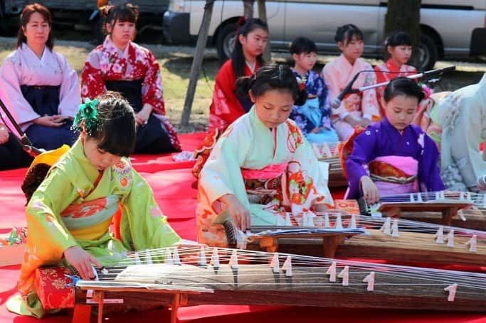 さいたまつりさんのインスタグラム写真 - (さいたまつりInstagram)「【🏮埼玉の祭りハイライト🏮 〜「流しびな」〜】 「流しびな」は、さいたま市岩槻で行われる、ひな祭りのルーツともいわれる春の風物行事です🎎  子どもたちの無病息災を、ひな人形の原型とも伝わる「さん俵」に託して池に流し、祓い清めます。  ===  1枚目、2枚目の写真は、「さん俵（だわら）」を流す様子。形を乗せた「さん俵」はひな人形の原型を模しており、会場は穏やかな空気に包まれます✨  3枚目、4枚目は束帯や十二単をまとったお内裏（だいり）様とお雛様の様子。会場の視線を集め、平安時代を思わせる風流な雰囲気が漂います。  ===  平安時代に書かれた『源氏物語』の中にも登場する「流しびな」を、ご家族やご友人とお楽しみください！  ＊＊＊ 2021年の「流しびな」は、例年のイベント内容を変更して開催（十二単衣着付実演、琴＆鼓笛隊演奏、甘酒＆飲み物サービスなどは行いません）。来場の際はマスク着用にてお願いいたします。  公式サイト　https://iwatsukiningyo.blog.fc2.com/ さいたまつりページ　https://www.saitamatsuri.jp/matsuri/nagashibina/ #流しびな #さいたまつり #埼玉 #saitama #saitamatsuri #japan #祭 #matsuri #festival"」2月24日 16時59分 - saitamatsuri